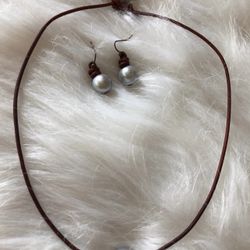 Leather Choker With A Single Freshwater Pear And Earrings 