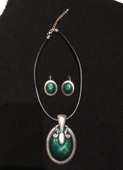 Emerald choker necklace with pendant and earrings