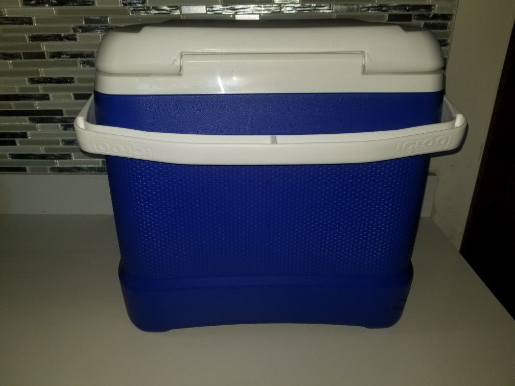 New Igloo Cooler 30qt Lunch Cooler
