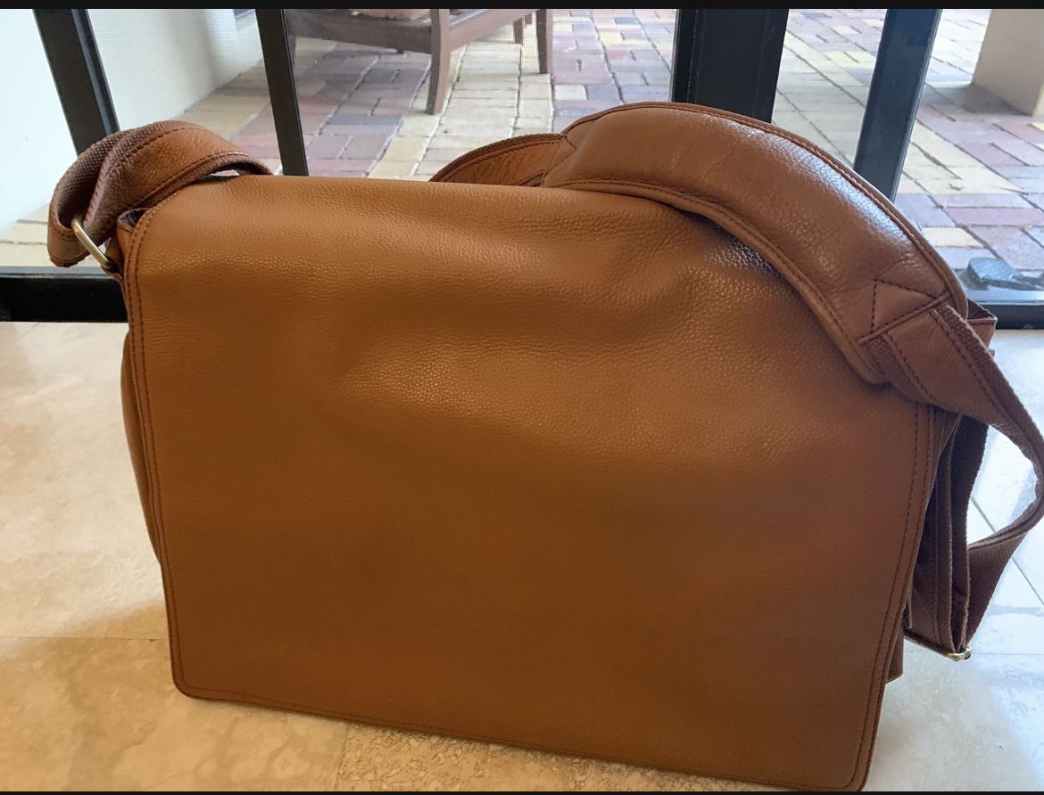 BELLINO Leather Laptop Messenger Bag in Excellent Condition 
