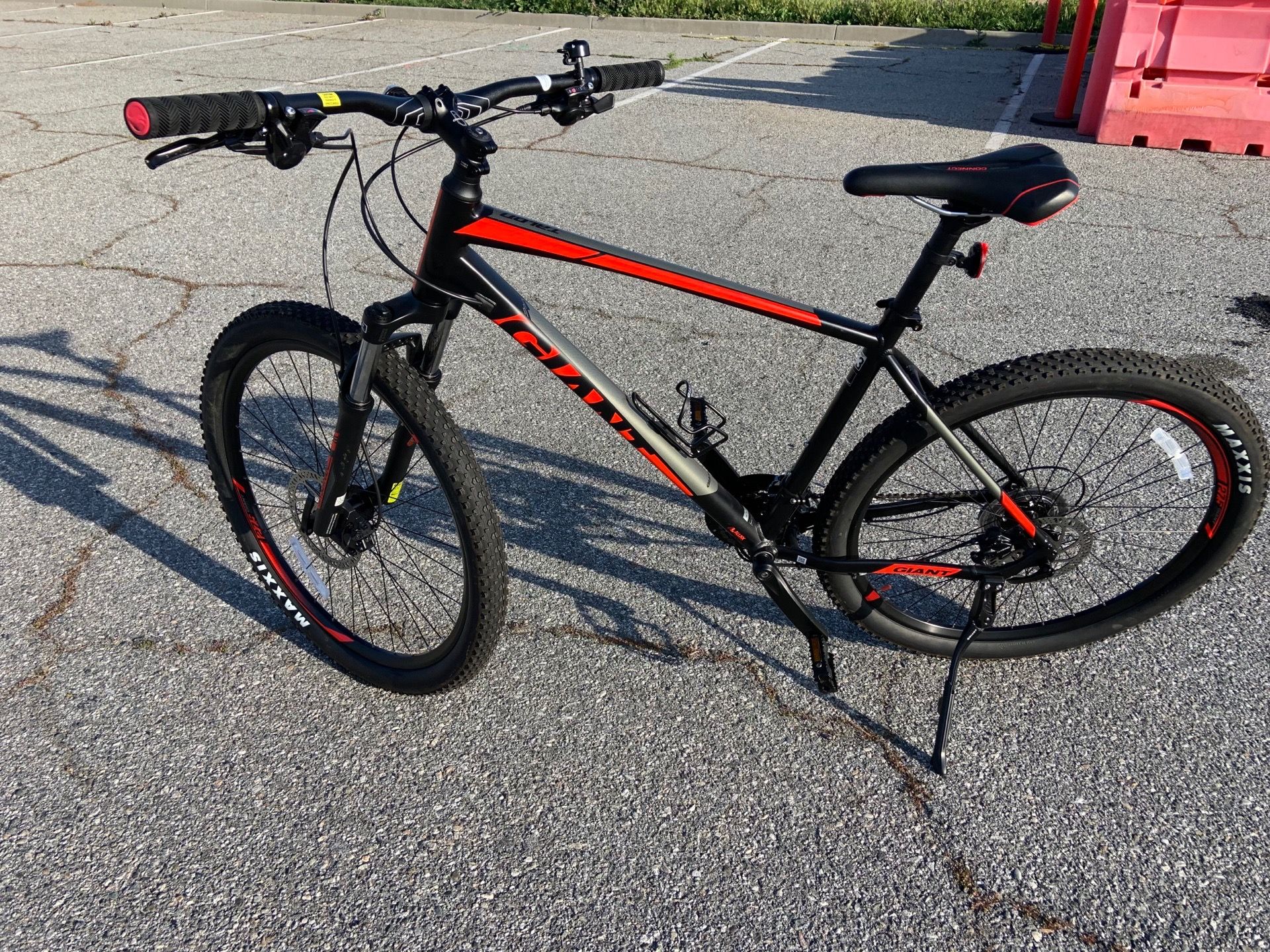Giant talon 3. 24 speed medium size lightweight aluminum frame with hydraulic disc brakes