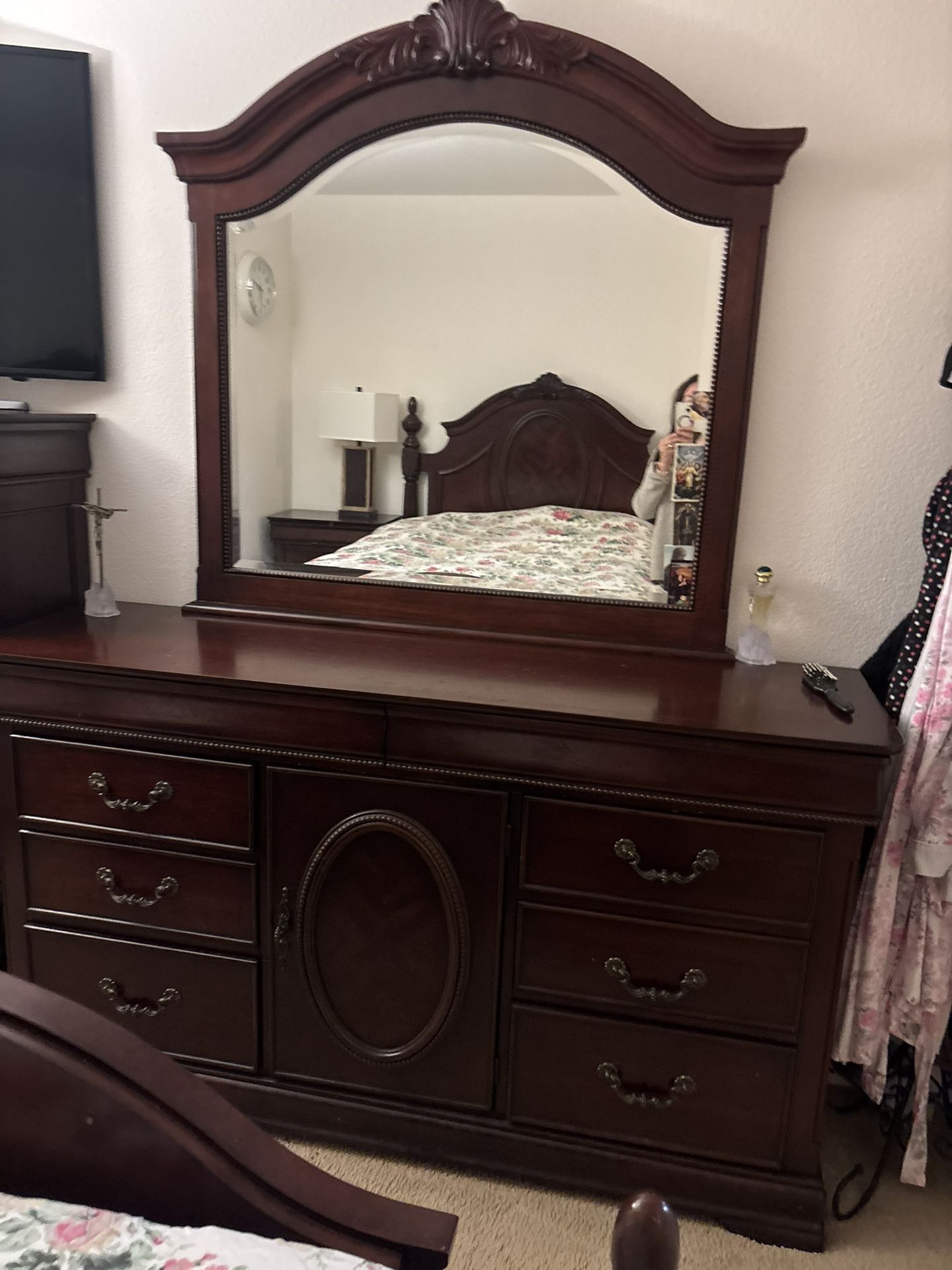 Free Queen Size Bedroom Set With Dresser And Two Nightstand And A Chest Next