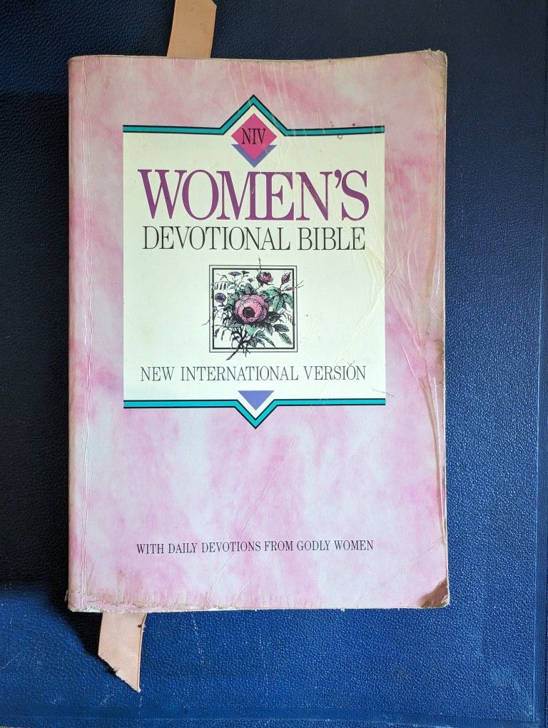 Women's Devotional Bible - International Version Packed In 1455 Pages. Encouragement, Insight, and Inspiration for Today's Christian Women