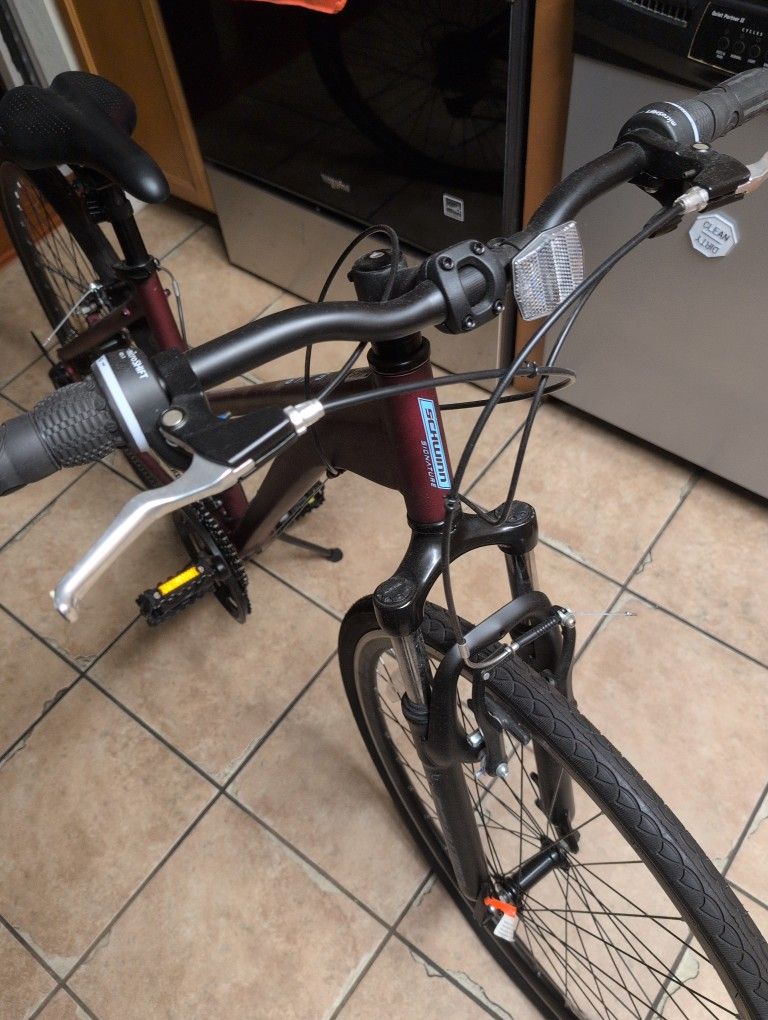 Medium Women's Shwinn Bike With Helmet And Bike Rack