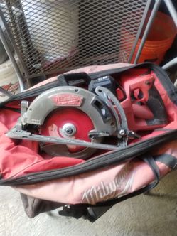 Milwaukee Skillsaw with Battery