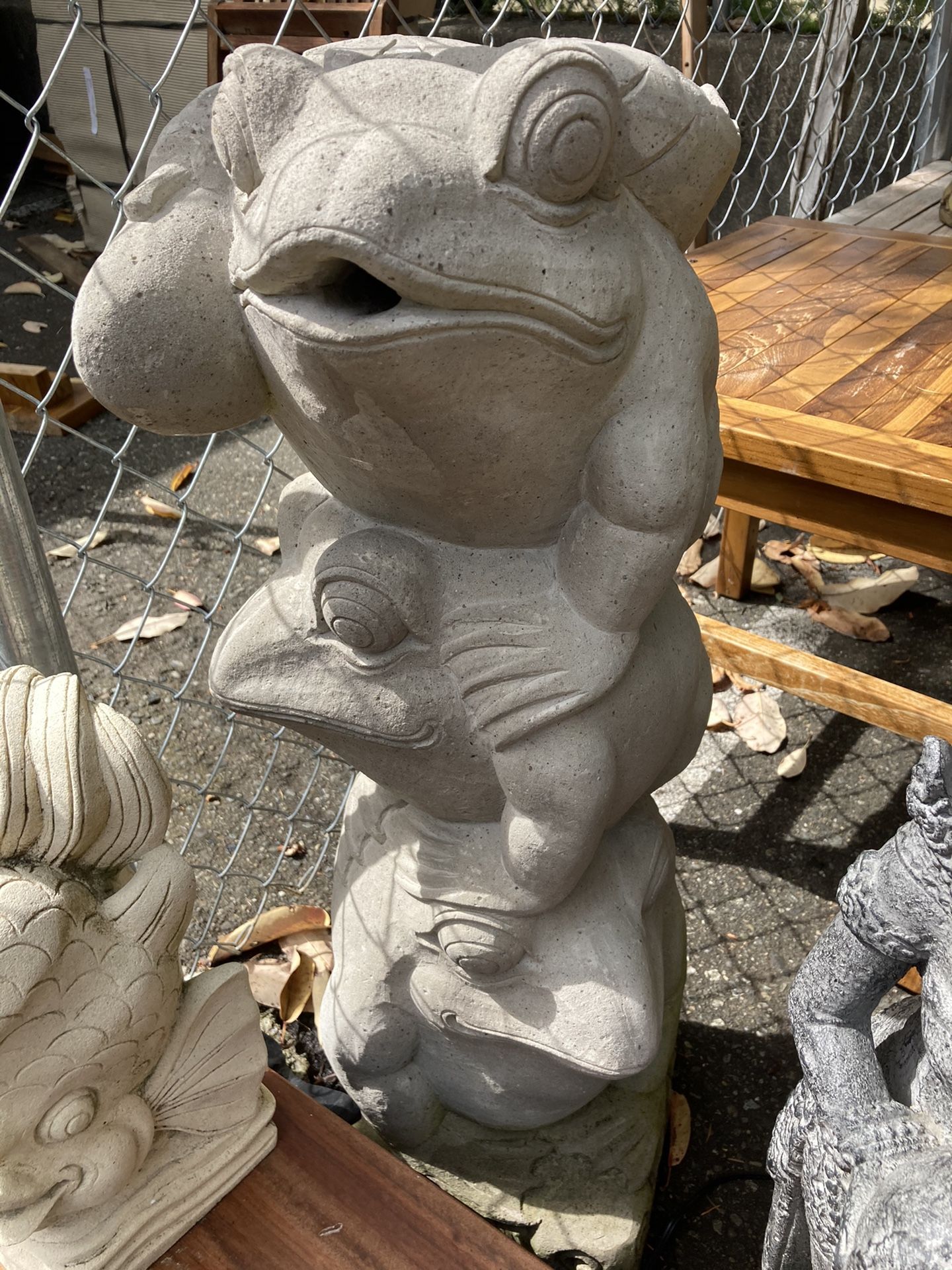 Large Frog Stone Waterfountain