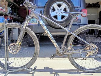 29 inch Trek Marlin 5 mountain bike with manual