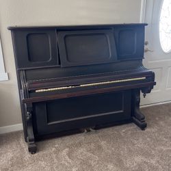 Free old Piano Would Make A Great DIY Bar
