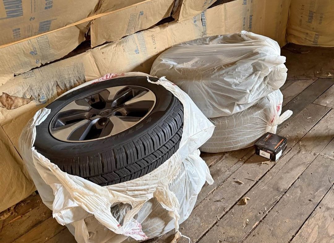 Jeep Grand Cherokee (2022) stock wheels & tires.