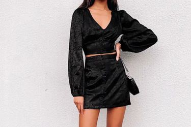 NWOT LULUS In a Mood Black Satin Jacquard Long Sleeve V-neck  Button-Front Crop Top Size XS