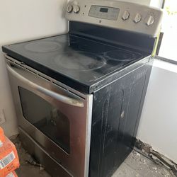 GE Electric Range With 5 Burners