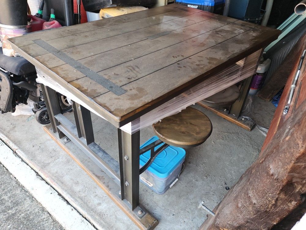 Dinning Table With Stools