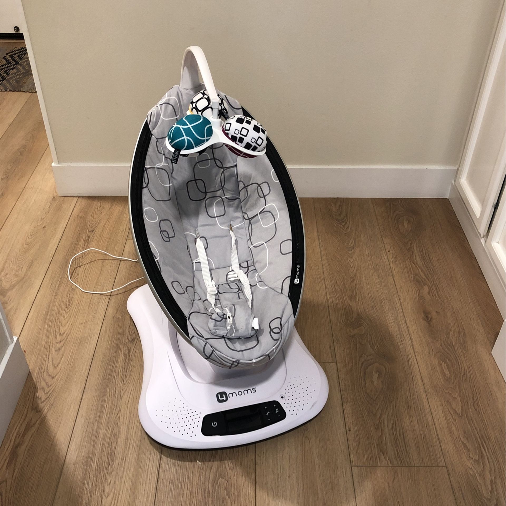 4MOMS MamaRoo Bluetooth Baby Swing Barely Used