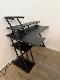 Layered Desk w/Carbon Fiber look