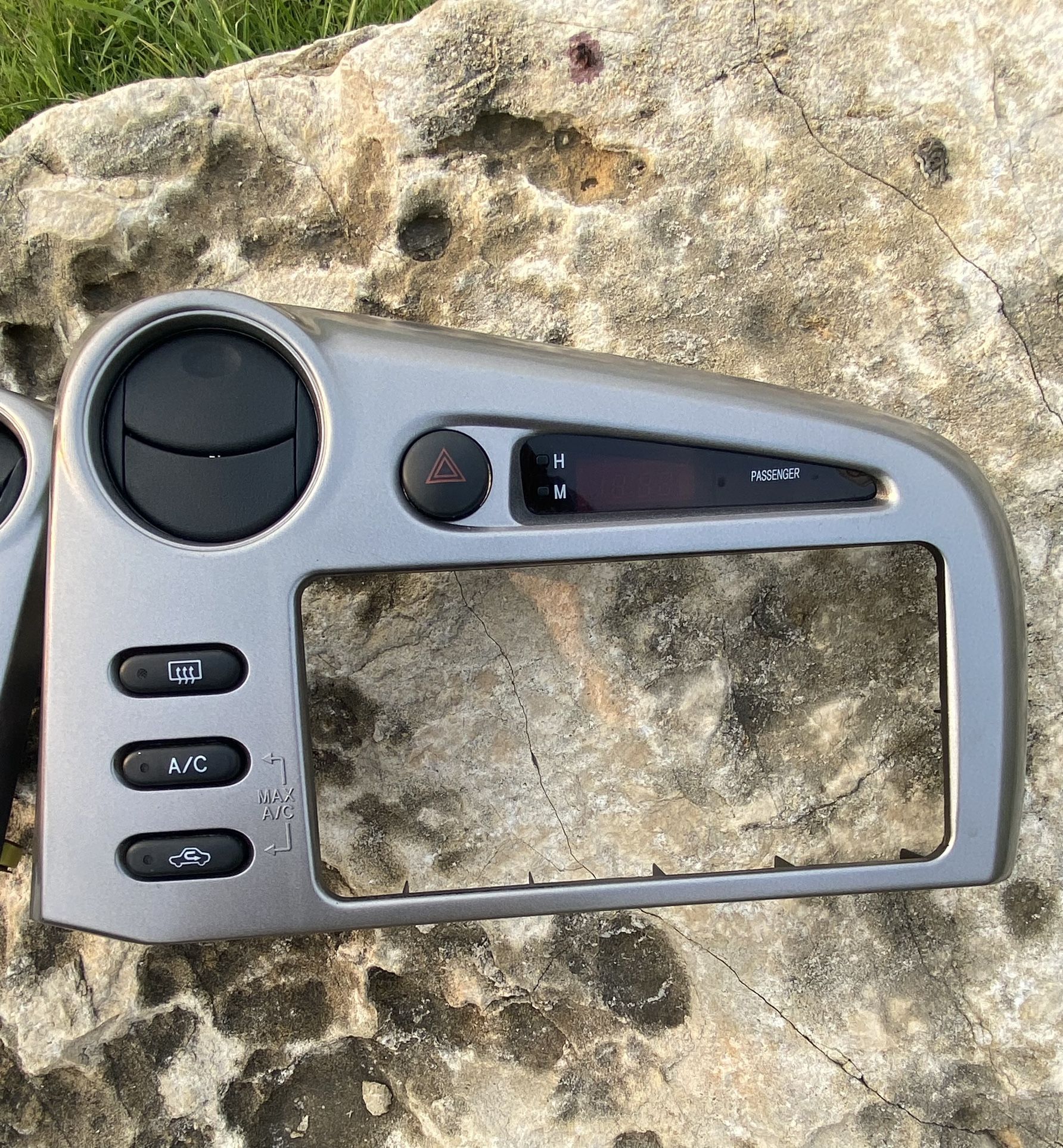 2️⃣0️⃣0️⃣3️⃣-2️⃣0️⃣0️⃣8️⃣  Toyota Matrix Or Pontiac Vibe Center Dash Bezel