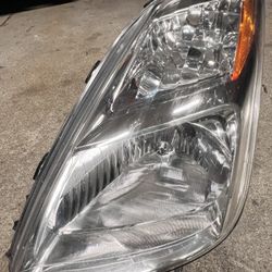 Toyota Prius  Drivers Side Headlight  With  Ballast 