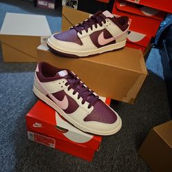 Valentine's Day Nike Dunk Low Size 9
(2023) DR9705-100
