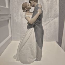 Lladro "A Kiss Forever" Porcelain Figurine NAO
