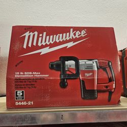 Milwaukee
SDS-MAX Demolition Hammer