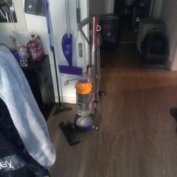 Dyson 40 DC Vacuum Pre-Owned