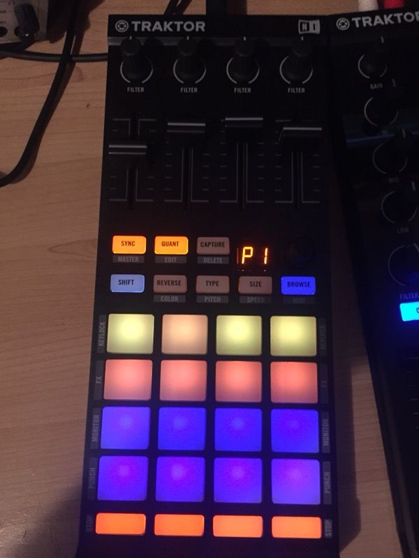 Native Instruments Traktor Kontrol F1