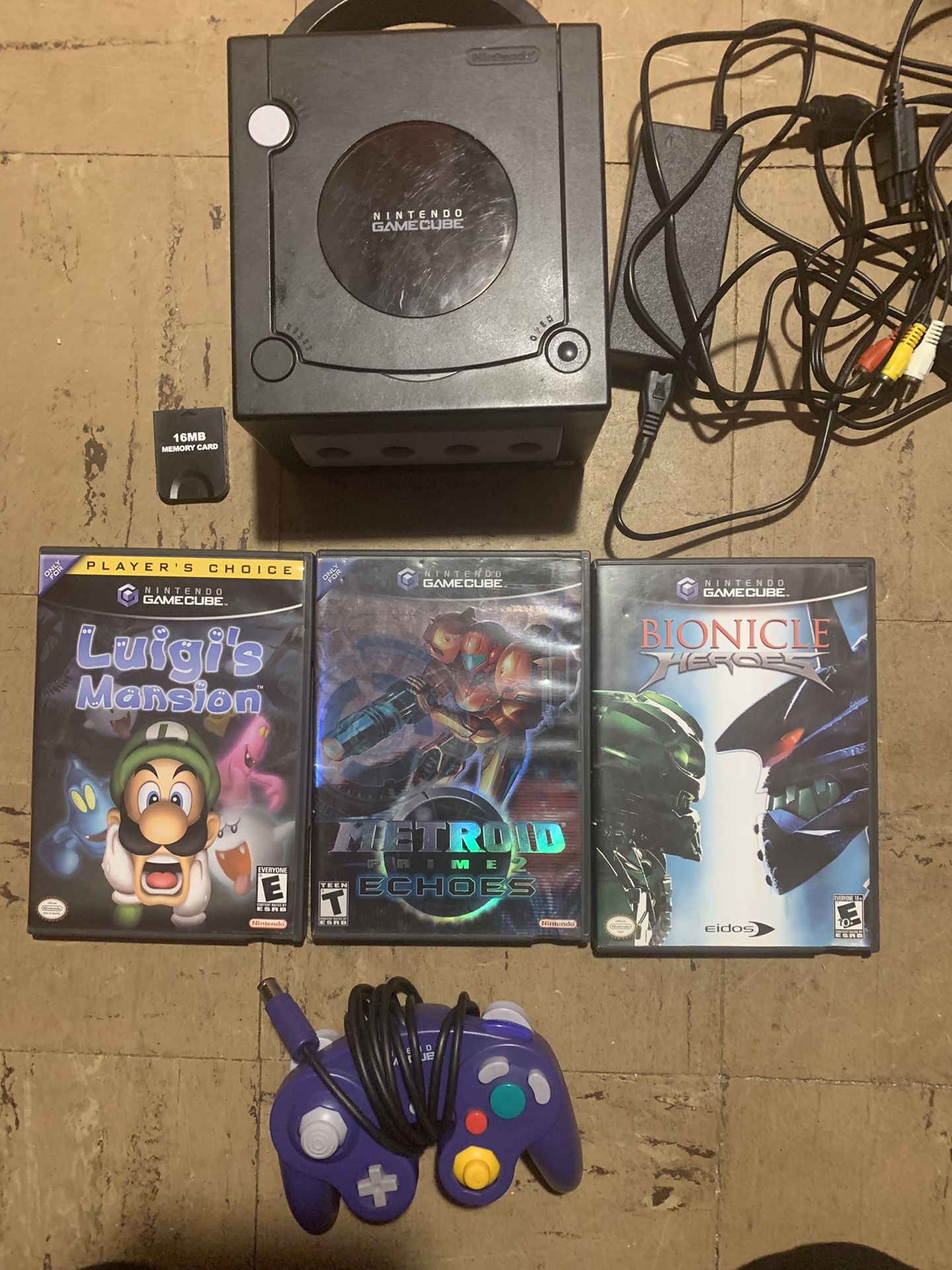 GameCube with original controller, Metroid prime 2 Luigi’s mansion