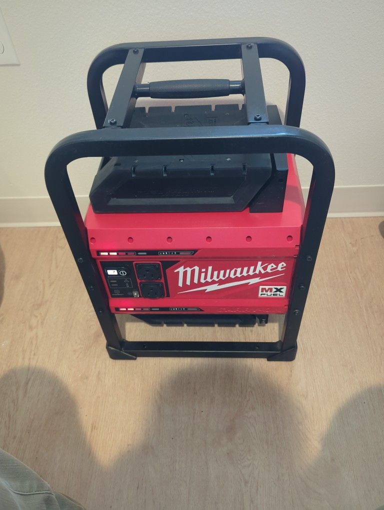 Milwaukee MX Fuel 3600 W 1800 W Carry-on Power Supply 