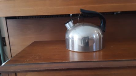 Vintage whistling tea kettle Revere Ware, Room New York
