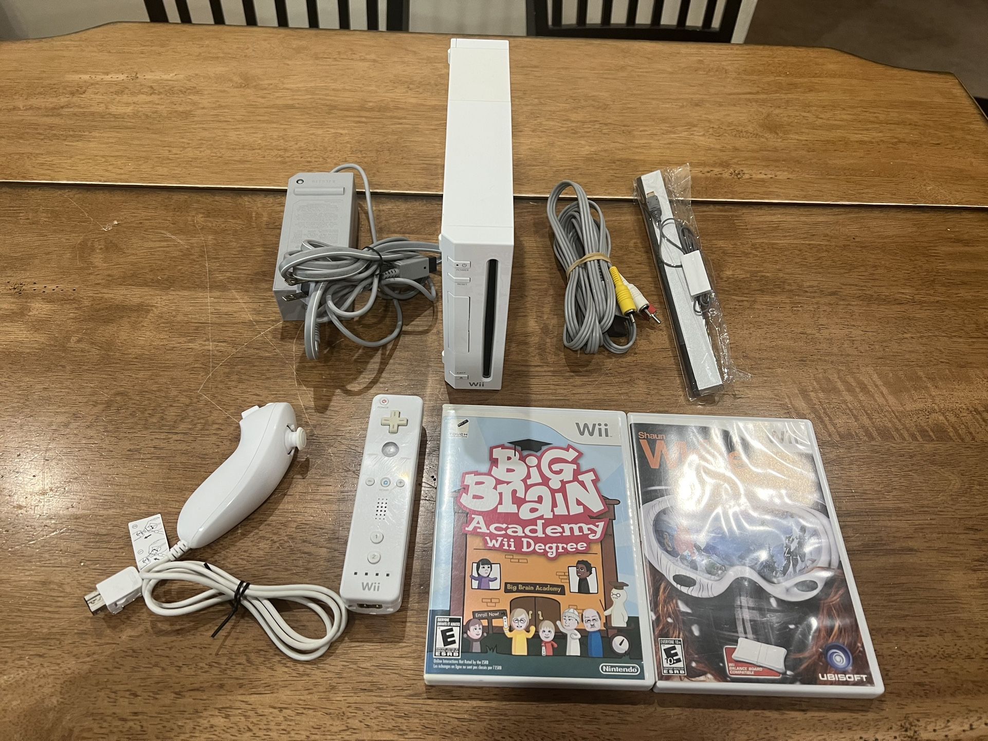 Nintendo Wii Console White RVL-001 w/ Wii Remote, Nunchuck, Cords, & 2 Games