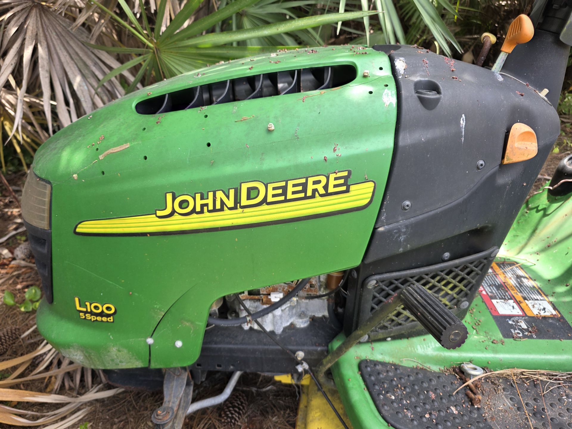 John deere l100