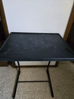 Folding table