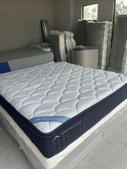 King Dreamcloud Premier Only 40 days old Perfect like new condition Yes you can come see it Delivery 🚚 is available Retail $2,189 Asking $575