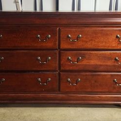 Pre-Owned Wood Dresser Set