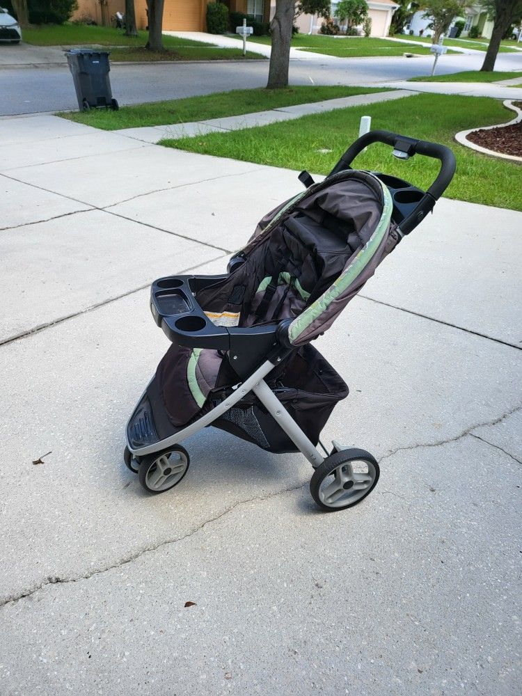 3 WHEEL FOLDING STROLLER & CARSEAT MAKE OFFER