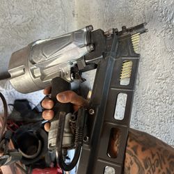 Pistola De Clavos Semi Nueva 