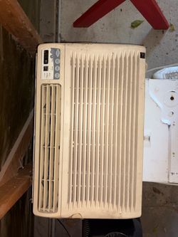 Window Unit AC works great a little dusty
