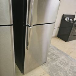 Ge 28in Top And Bottom Refrigerator Stailess Steel Used Good Conditions 