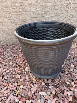 Large Suncast Wicker-Style Resin Planter