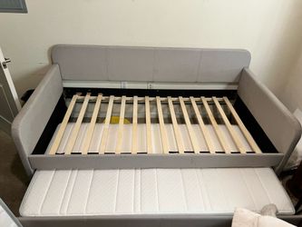 Free Daybed with pull out