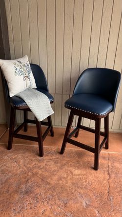 New set of barstools