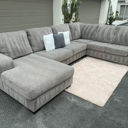 Stunning Light Gray Sectional Couch In Excellent Condition - free Delivery 🚚 