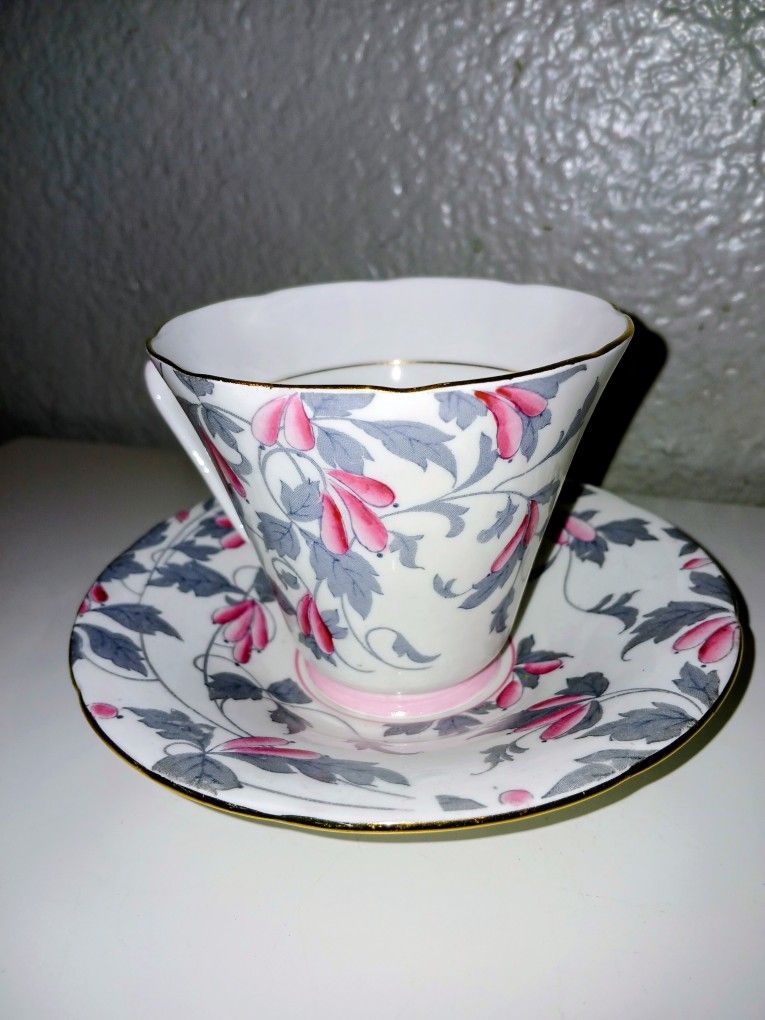 19 Piece Royal Grafton Tea Cups And Saucers