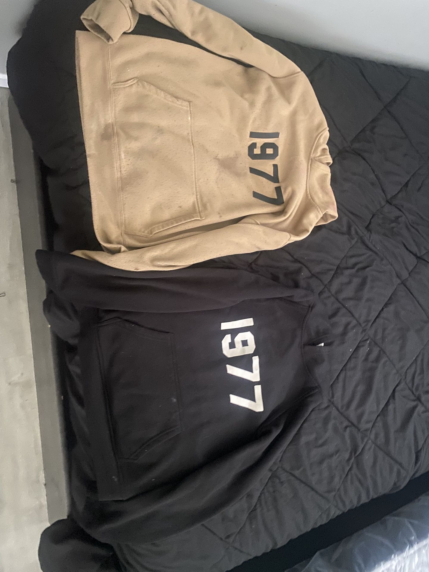 essential Hoodie 1977