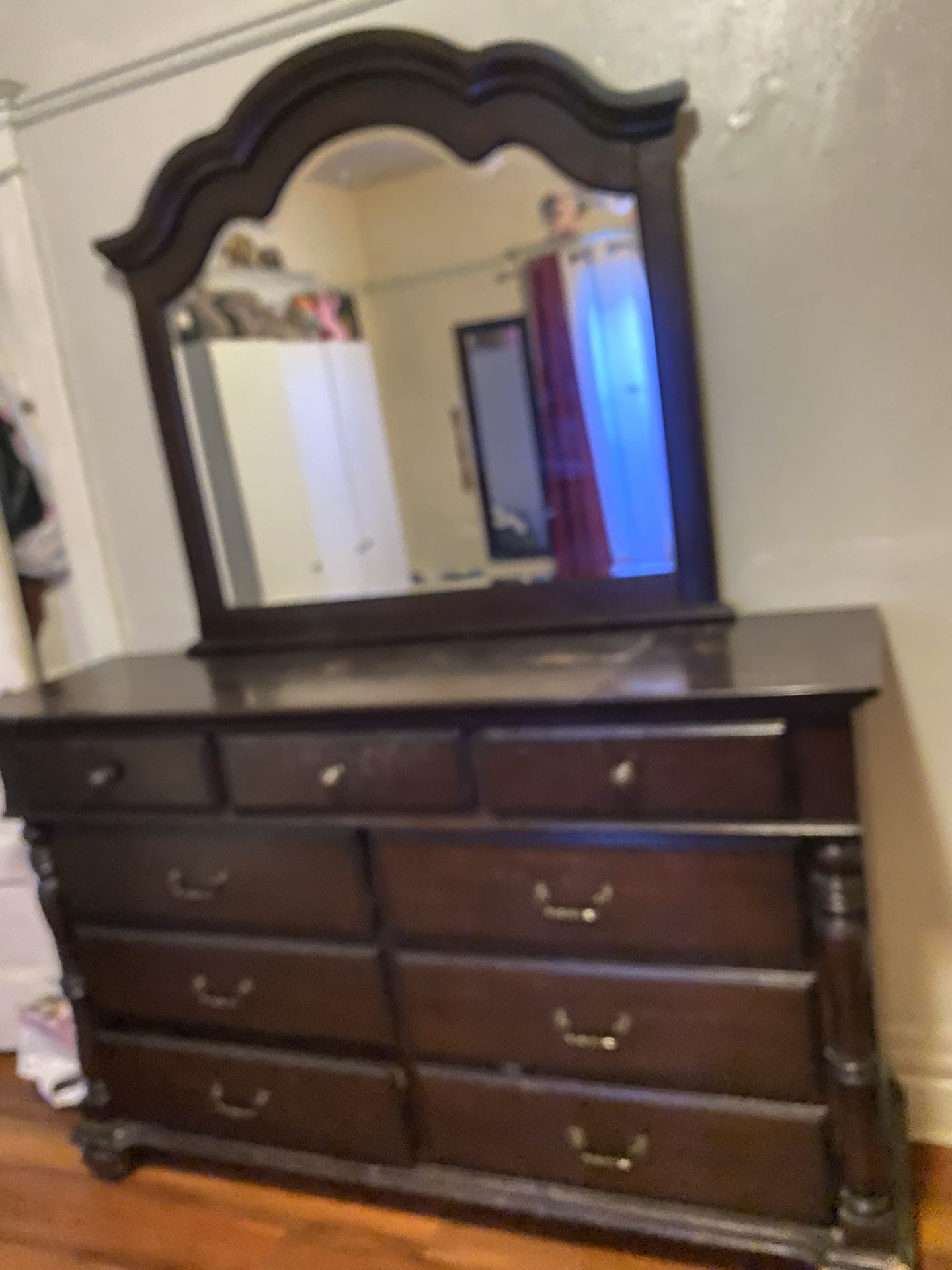 Dresser With Mirror