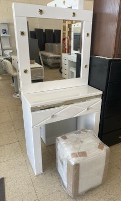 New White Vanity With Stool