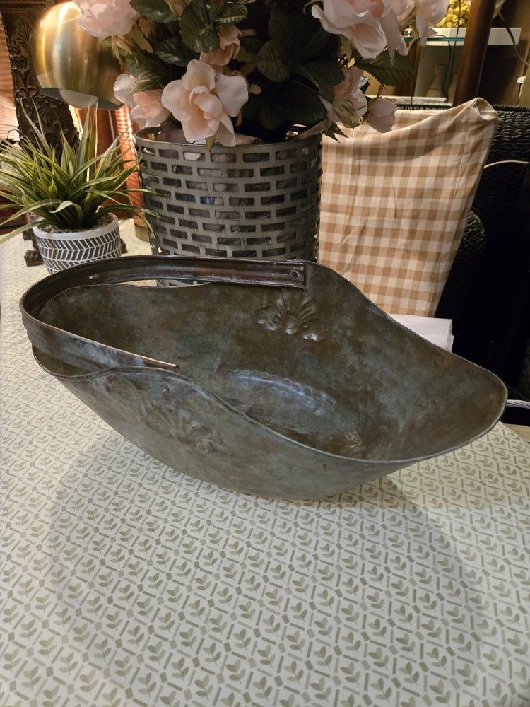 India Exotic Unique Hammered Metal Basket With Handle