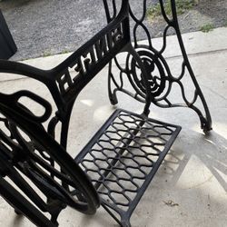 Singer Sewing Machine Table w/ triable Legs 