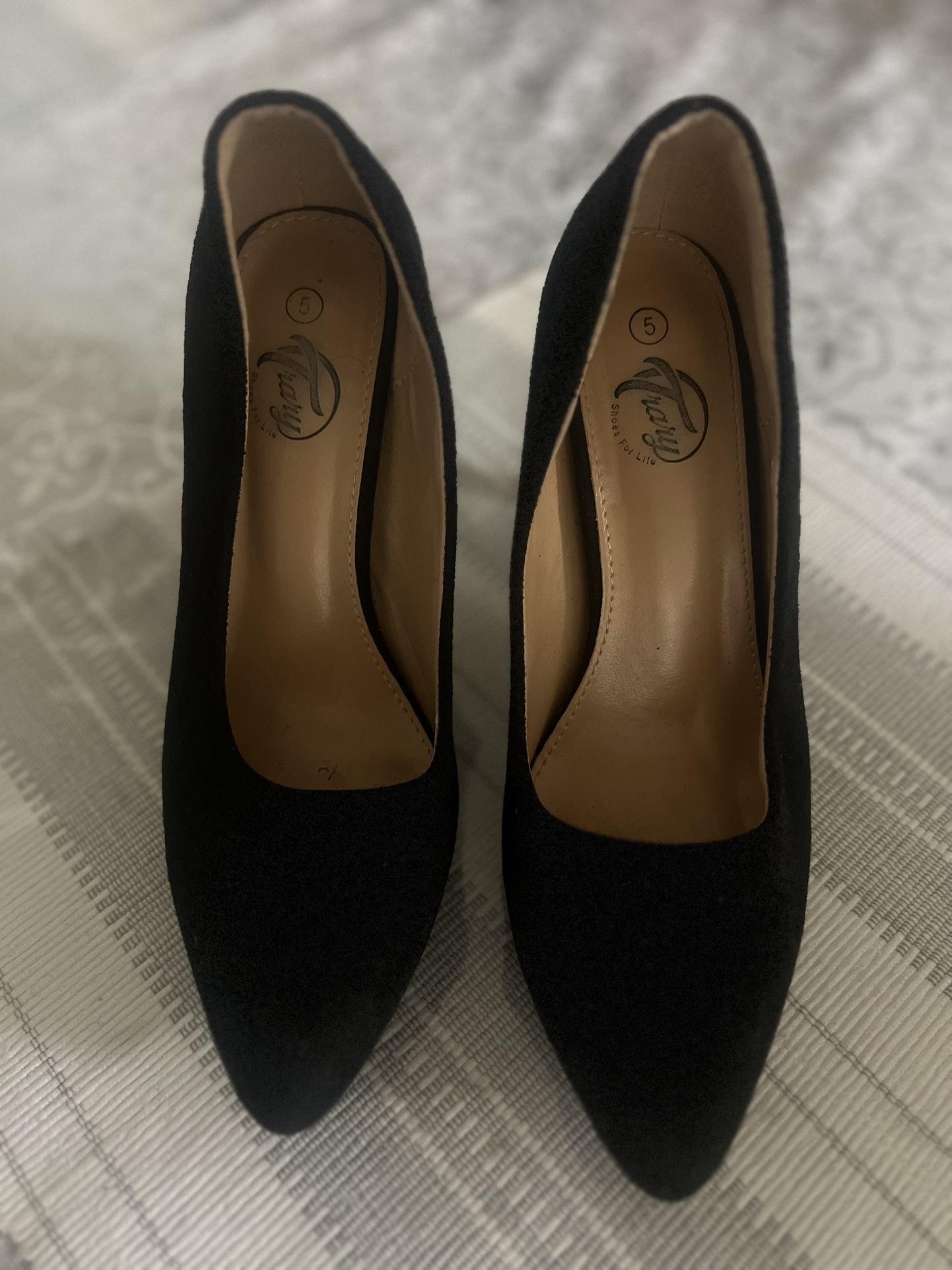Free Shoes (Black High Heels Size 5)