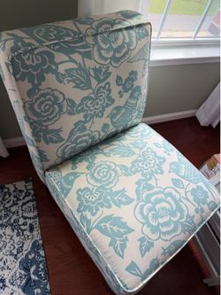 Side accent chair