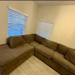 🚚 FREE DELIVERY ! Beautiful Brown Sectional Sofa w/ Chaise 